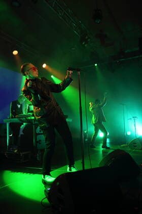 Birgir Biggi Veira Porarinsson, Margret Ran Magnusdottir und Daniel Agust Haraldsson, v.l., von der Band GusGus bei einem Konzert in der Betonhalle im Silent Green in Berlin, 27. April 2022. GusGus Konzert Berlin