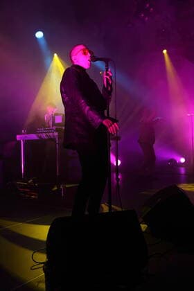 Birgir Biggi Veira Porarinsson, Margret Ran Magnusdottir und Daniel Agust Haraldsson, v.l., von der Band GusGus bei einem Konzert in der Betonhalle im Silent Green in Berlin, 27. April 2022. GusGus Konzert Berlin