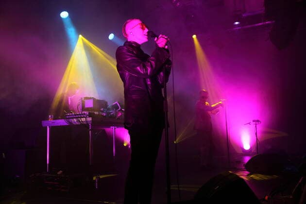 Birgir Biggi Veira Porarinsson, Margret Ran Magnusdottir und Daniel Agust Haraldsson, v.l., von der Band GusGus bei einem Konzert in der Betonhalle im Silent Green in Berlin, 27. April 2022. GusGus Konzert Berlin