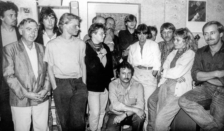 Mecklenburgische Volks-Zeitung - Geburtshelferin der Demokratie in MV - 15.09.1990: Zeitungsmacher nutzten 1990 die neue Pressefreiheit in der DDR und brachten unabhängige Zeitungen heraus. Die neu aufgelegte Mecklenburgische Volks-Zeitung aus Rostock, die am 15.2.1990 in MV mit 100 000 Exemplaren an den Start ging, musste bereits nach 171 Ausgaben am 15.9.1990 aufgeben. Das Blatt, das nachhaltig Stimme der neuen Demokratie in MV sein wollte, gilt historisch gesehen zumindest als Geburtshelferin. Foto: MVZ-Redaktion am letzten Arbeitstag. Rostock Mecklenburg-Vorpommern Deutschland *** Mecklenburgische Volks Zeitung Birthmother of Democracy in MV 15 09 1990 Newspaper makers took advantage of the new freedom of the press in the GDR in 1990