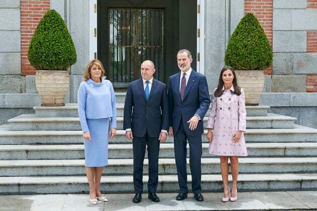 Entertainment Themen der Woche KW17 Entertainment Bilder des Tages 28-04-2022 Madrid Queen Letizia and King Felipe during a meeting with the president of Bulgaria, Rumen Radev, and Mrs. Desislava Radeva at the Zarzuela palace in Madrid. No Spain Â  Copyright: xPPEx