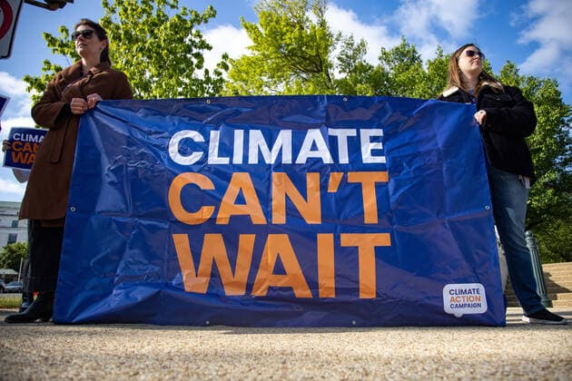 Climate Investment Demonstration On Capitol Hill Activists with Climate Can t Wait hold a climate investment visibility demonstration on Capitol Hill as people head to work near Senate office buildings on April 28, 2022 Washington, D.C. D.C. United States  Copyright: xBryanxOlinxDozierx originalFilename: dozier-climatei220428_npryM.jpg