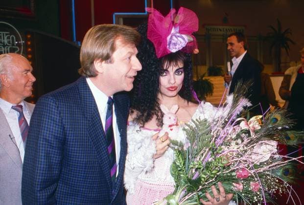 Nina Hagen, deutsche Sängerin und Schauspielerin, zu Gast in der Spielshow Wetten, dass in Berlin mit dem Regierenden Bürgermeister Eberhard Diepgen, Deutschland 1988. Copyright: HartwigxValdmanis Nur redaktionelle Nutzung. Editorial usage only. UnitedArchivesVAL_720000520