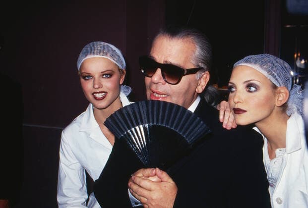 Karl Lagerfeld, deutscher Modeschöpfer, mit Models bei einer Modenschau des Hauses Chanel in Paris, Frankreich um 1993. Copyright: HartwigxValdmanis Nur redaktionelle Nutzung. Editorial usage only. UnitedArchivesVAL_720000563