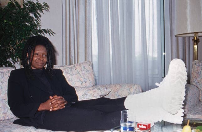 Whoopi Goldberg, amerikanische Schauspieler, Sängerin und Komödiantin, relaxt in weißen Stiefeln im Hotel bei Zigaretten und einem Glas Wasser, Deutschland um 1988. Copyright: HartwigxValdmanis Nur redaktionelle Nutzng. Editorial usage only. UnitedArchivesVAL_720000608