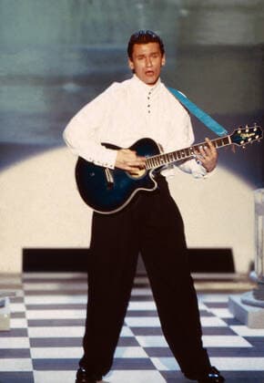 Rainhard Fendrich, österreichischer Liedermacher, Moderator und Schauspieler, mit Gitarre bei einem Auftritt, Deutschland um 1985. Copyright: HartwigxValdmanis Nur redaktionelle Nutzng. Editorial usage only. UnitedArchivesVAL_720000611