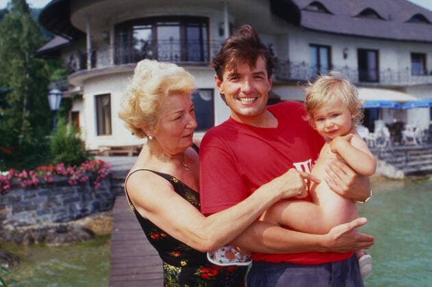 Falco, bürgerlich Johann Hans Hölzel, österreichischer Musiker, mit seiner Mutter Maria und Tochter Katharina Bianca, Österreich um 1987. Copyright: HartwigxValdmanis Nur redaktionelle Nutzng. Editorial usage only. UnitedArchivesVAL_720000621