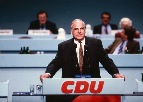 Bundeskanzler Helmut Kohl bei einer Rede auf dem 38. CDU Bundesparteitag in Hamburg, Deutschland 1990. Copyright: HartwigxValdmanis Nur redaktionelle Nutzng. Editorial usage only. UnitedArchivesVAL_720000641