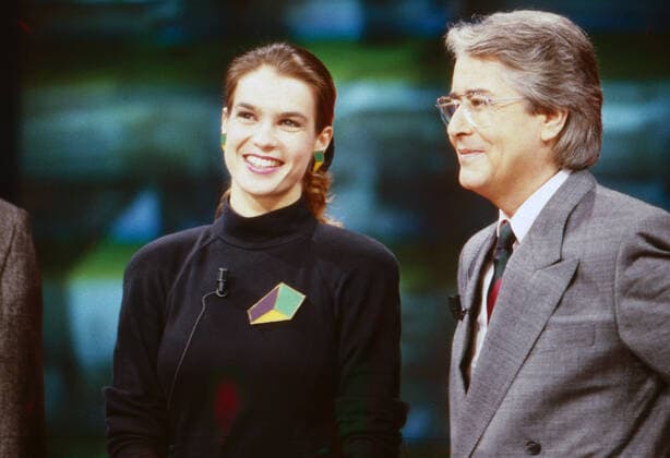 Nase vorn, Spielshow, Deutschland 1988 - 1990, Gaststar: Eiskunstläuferin Katarina Kati Witt neben Moderator Frank Elstner Copyright: HartwigxValdmanis Nur redaktionelle Nutzng. Editorial usage only. UnitedArchivesVAL_720000652