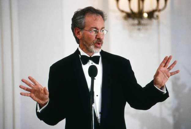 73. Berlinale, Steven Spielberg erhält den Goldenen Ehrenbären für sein Lebenswerk Steven Spielberg, amerikanischer Regisseur, Filmproduzent und Drehbuchautor, bei einer Rede anläßlich der Verleihung des Bundesverdienstkreuzes in Berlin, Deutschland 1998. Copyright: HartwigxValdmanis Nur redaktionelle Nutzng. Editorial usage only. UnitedArchivesVAL_720000699