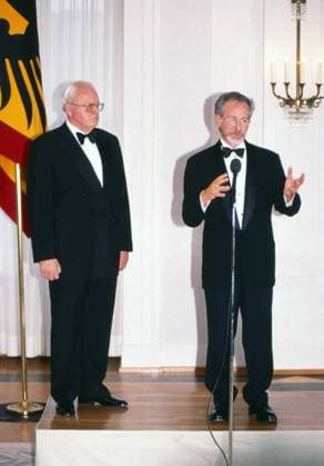 73. Berlinale, Steven Spielberg erhält den Goldenen Ehrenbären für sein Lebenswerk Steven Spielberg, amerikanischer Regisseur, Filmproduzent und Drehbuchautor (rechts), neben Bundespräsident Roman Herzog bei einer Rede anläßlich der Verleihung des Bundesverdienstkreuzes in Berlin, Deutschland 1998. Copyright: HartwigxValdmanis Nur redaktionelle Nutzng. Editorial usage only. UnitedArchivesVAL_720000700