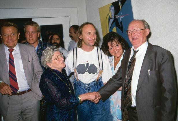 Otto Waalkes, deutscher Komiker und Schauspieler, mit seinen Eltern Adele und Karl bei der Premierenparty zu seinem Film Otto - der neue Film , Deutschland 1987. Copyright: HartwigxValdmanis Nur redaktionelle Nutzng. Editorial usage only. UnitedArchivesVAL_720000736