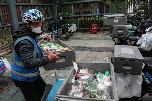 (220428) -- BEIJING, April 28, 2022 -- A delivery man loads packages onto a vehicle at a parcel distribution site in Chaoyang District of Beijing, capital of China, April 28, 2022. During the latest resurgence of COVID-19 infections in Beijing, people from different walks of life have joined the fight against the coronavirus, working against the clock to offer hearty support. ) CHINA-BEIJING-COVID-19 (CN) PengxZiyang 