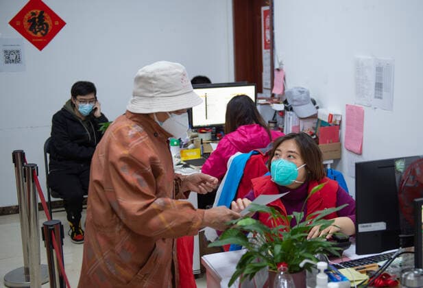 (220428) -- BEIJING, April 28, 2022 -- A staffer of a neighborhood committee (R, front) provides service for a senior who needs medical help in Chaoyang District of Beijing, capital of China, April 28, 2022. During the latest resurgence of COVID-19 infections in Beijing, people from different walks of life have joined the fight against the coronavirus, working against the clock to offer hearty support. ) CHINA-BEIJING-COVID-19 (CN) ChenxZhonghao 