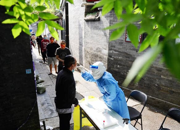 (220428) -- BEIJING, April 28, 2022 -- Residents queue up for nucleic acid testing at a COVID-19 test site in Dongcheng District of Beijing, capital of China, April 28, 2022. During the latest resurgence of COVID-19 infections in Beijing, people from different walks of life have joined the fight against the coronavirus, working against the clock to offer hearty support. ) CHINA-BEIJING-COVID-19 (CN) ZhangxChenlin 