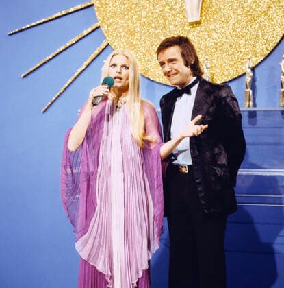 DIE SCHÖNSTEN MELODIEN DER WELT Die schönsten Melodien der Welt, ZDF Show, Deutschland, 1983, im Bild: Marlene Charell, deutsche Tänzerin, Sängerin und Moderatorin. Die schoensten Melodien der Welt, TV Show, Germany, 1983, on the photo: Marlene Charell, German dancer, singer and presenter., Deutschland Copyright: kpa UnitedArchives55023713 EDITORIAL USE ONLY