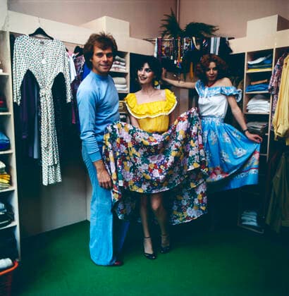 TONY HOLIDAY Homestory mit Schlagersänger Tony Holiday, der auch als Modedesigner tätig war, hier Models, die seine Samba-Kleider tragen, Deutschland, circa 1978. German pop singer Tony Holiday, who also worked as a fashion designer, here models wearing his Samba clothes, Germany circa 1978., Deutschland Copyright: kpa UnitedArchives55023768 EDITORIAL USE ONLY