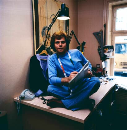 TONY HOLIDAY Homestory mit Schlagersänger Tony Holiday, der auch als Modedesigner tätig war, hier entwirft er Kleider zu seinem Lied: Tanze Samba mit mir, Deutschland, circa 1978. German pop singer Tony Holiday, who was also a fashion designer, here he designs clothes to his song: Dance Samba with Me, Deutschland Copyright: kpa UnitedArchives55023773 EDITORIAL USE ONLY