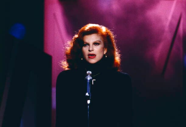 MILVA Milva, italienische Chansonsängerin und Schauspielerin, genannt: La Rossa, im Bild: Milva bei einem TV-Auftritt, Deutschland, 1989. Milva, Italian chanson singer and actress, called: La Rossa, pictured: Milva during a TV performance, Germany, 1989., Deutschland Copyright: kpa UnitedArchives55023781 EDITORIAL USE ONLY