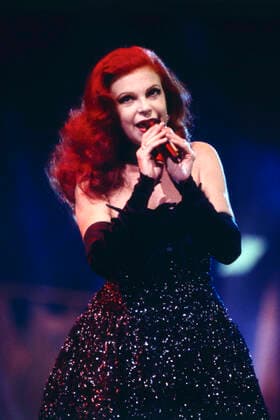 MILVA Milva, italienische Chansonsängerin und Schauspielerin, genannt: La Rossa, im Bild: Milva bei einem TV-Auftritt, Deutschland, 1999. Milva, Italian chanson singer and actress, called: La Rossa, pictured: Milva during a TV performance, Germany, 1999., Deutschland Copyright: kpa UnitedArchives55023789 EDITORIAL USE ONLY