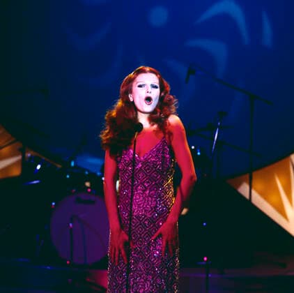 MILVA Milva, italienische Chansonsängerin und Schauspielerin, genannt: La Rossa, im Bild: Milva bei einem TV-Auftritt, Deutschland, circa 1978. Milva, Italian chanson singer and actress, called: La Rossa, pictured: Milva during a TV performance, Germany, circa 1978., Deutschland Copyright: kpa UnitedArchives55023839 EDITORIAL USE ONLY