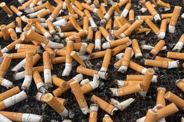 Symbolfoto Rauchen,Zigarettenkippen, Kippe,Glimmstengel,voller Aschenbecher , Zigarette,Laster,Sucht,Droge. *** Symbol photo smoking,cigarette butt,butt,glow stick,full ashtray,cigarette,vice,addiction,drug