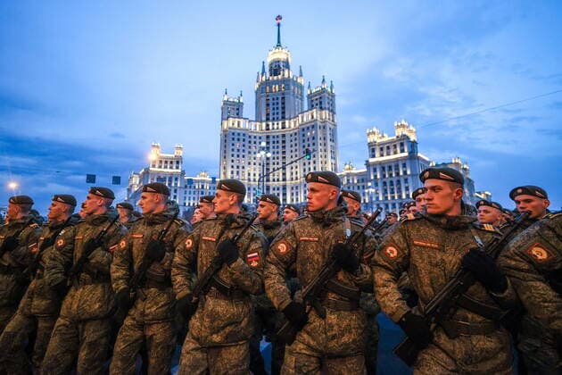 Bilder des Jahres 2022, News 04 April News Themen der Woche KW17 News Bilder des Tages MOSCOW, RUSSIA - APRIL 28, 2022: Servicemen march in formation during a rehearsal of a Victory Day parade marking the 77th anniversary of the victory over Nazi Germany in World War II. Sergei Bobylev TASS  TS12EEF9