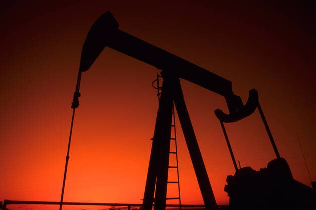 IMAGO Nature: Unsere Erde, Umweltverträgliche Herausforderungen, Fracking Die Silhouette einer Ölpumpe vor Sonnenuntergang, Ölembargo, steigende Energiekosten, Ölförderung, Fracking, Öl-Embargo, McPBBA *** The silhouette of an oil pump before sunset, oil embargo, rising energy costs, oil production, fracking, oil embargo, McPBBA McPBBA