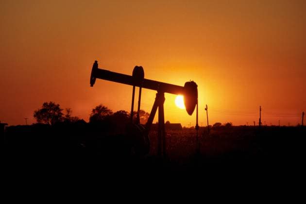 Die Silhouette einer Ölpumpe vor Sonnenuntergang, Ölembargo, steigende Energiekosten, Ölförderung, Fracking, Öl-Embargo, McPBUR *** The silhouette of an oil pump before sunset, oil embargo, rising energy costs, oil production, fracking, oil embargo, McPBUR McPBUR