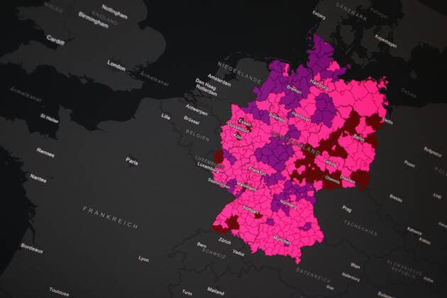 Dashboard des RKI, die 7-Tage-Inzidenz liegt nun bei 758,5 7-Tage-Inzidenz, Dashboard des RKI auf einem Monitor am 29.04.2022 in Siegen Deutschland.