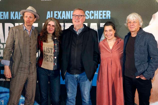 Alexander Scheer, Laila Stieler, Christian Granderath, Cooky Ziesche und Andreas Dresen bei der Premiere des Kinofilms Rabiye Kurnaz gegen George W. Bush im Kino International. Berlin, 28.04.2022