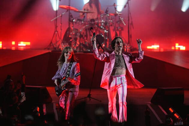 Foto IPP LiveMedia Tiziano Ballabio Verona 28 04 2022 concerto del gruppo musicale dei Maneskin Nella foto: Victoria De Angelis (basso) con il cantante Damiano David Italy Photo Press - World Copyright 2022 Maneskin live at Arena di V