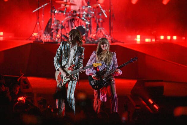 Foto IPP LiveMedia Tiziano Ballabio Verona 28 04 2022 concerto del gruppo musicale dei Maneskin Nella foto: Thomas Raggi (chitarra) con Victoria De Angelis (basso) Italy Photo Press - World Copyright 2022 Maneskin live at Arena di V