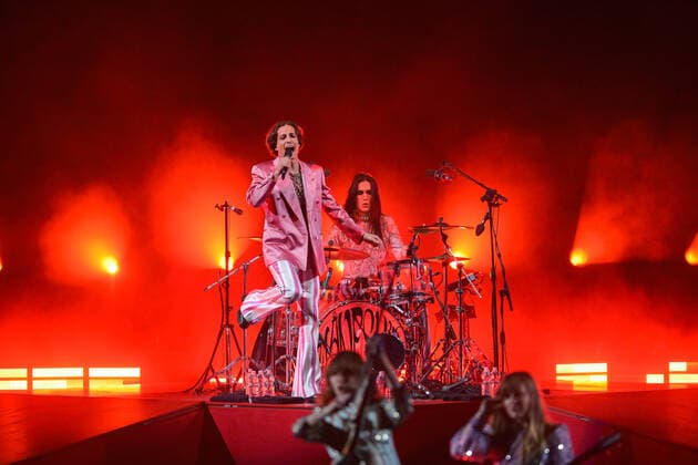 Foto IPP LiveMedia Tiziano Ballabio Verona 28 04 2022 concerto del gruppo musicale dei Maneskin Nella foto: il cantante Damiano David con Ethan Torchio (batteria) Italy Photo Press - World Copyright 2022 Maneskin live at Arena di V