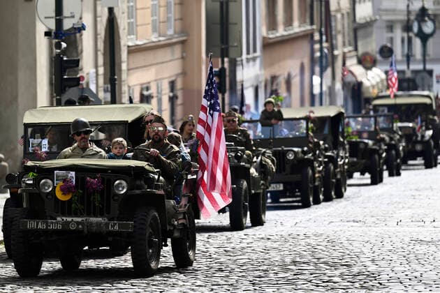 Bilder des Jahres 2022, News 04 April News Themen der Woche KW17 News Bilder des Tages Meeting of historic Allied vehicles from World War II called Convoy of Liberation, marking 1945 liberation of West Bohemia by U.S. troops, was held on April 29, 2022, in Prague, Czech Republic. (CTKxPhoto OndrejxDeml) CTKPhotoP2022042904803  dml_007
