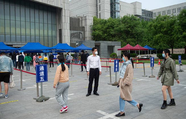 (220429) -- BEIJING, April 29, 2022 -- Residents line up for nucleic acid testing at Aoyuncun Subdistrict in Chaoyang District, Beijing, capital of China, April 29, 2022. Chaoyang District of Beijing has started a new round of nucleic acid testing on Friday to curb the recent resurgence of COVID-19. ) CHINA-BEIJING-CHAOYANG-NEW ROUND OF NUCLEIC ACID TESTING (CN) ChenxZhonghao 