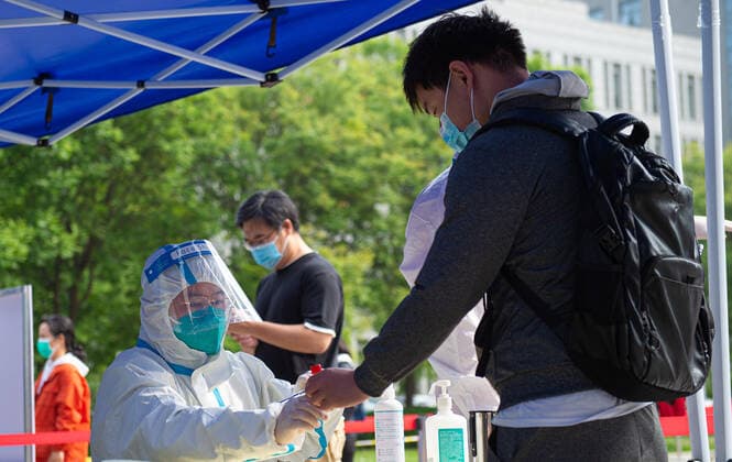 (220429) -- BEIJING, April 29, 2022 -- Residents prepare to take nucleic acid testing at Aoyuncun Subdistrict in Chaoyang District, Beijing, capital of China, April 29, 2022. Chaoyang District of Beijing has started a new round of nucleic acid testing on Friday to curb the recent resurgence of COVID-19. ) CHINA-BEIJING-CHAOYANG-NEW ROUND OF NUCLEIC ACID TESTING (CN) ChenxZhonghao 