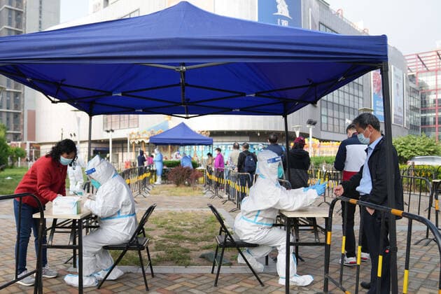 (220429) -- BEIJING, April 29, 2022 -- Staff members register information for residents to take nucleic acid testing at Balizhuang Subdistrict in Chaoyang District, Beijing, capital of China, April 29, 2022. Chaoyang District of Beijing has started a new round of nucleic acid testing on Friday to curb the recent resurgence of COVID-19. ) CHINA-BEIJING-CHAOYANG-NEW ROUND OF NUCLEIC ACID TESTING (CN) JuxHuanzong 