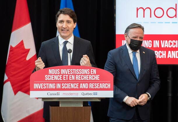 Kanada, Justin Trudeau eröffnet Forschungseinrichtung für Moderna-Impfstoffe in Montreal April 29, 2022, Montreal, PQ, Canada: Quebec Premier Francois Legault, right, looks on as Prime Minister Justin Trudeau speaks during an announcement of the opening of a Moderna vaccine production and research facility in Montreal, Friday, April 29, 2022. Montreal Canada - ZUMAc35_ 20220429_zaf_c35_005 Copyright: xGrahamxHughesx