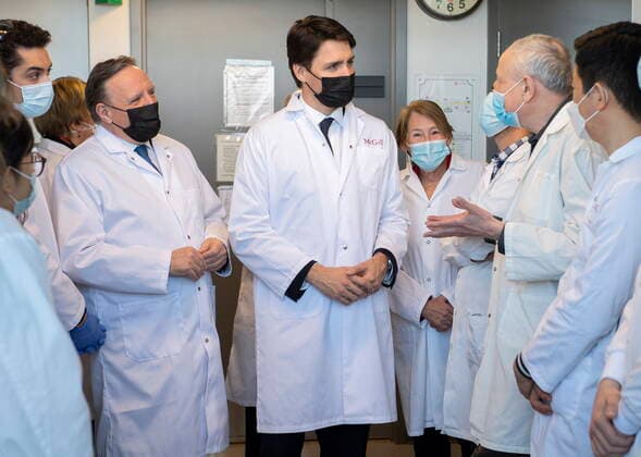Kanada, Justin Trudeau eröffnet Forschungseinrichtung für Moderna-Impfstoffe in Montreal April 29, 2022, Montreal, PQ, Canada: Prime Minister Justin Trudeau, right, and Quebec Premier Francois Legault, left, tour a research lab at McGill University prior to an announcement of the opening of a Moderna vaccine production and research facility in Montreal, Friday, April 29, 2022. Montreal Canada - ZUMAc35_ 20220429_zaf_c35_007 Copyright: xGrahamxHughesx