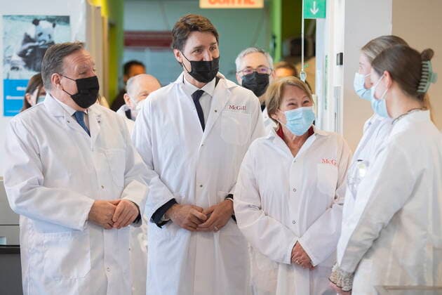 Kanada, Justin Trudeau eröffnet Forschungseinrichtung für Moderna-Impfstoffe in Montreal April 29, 2022, Montreal, PQ, Canada: Prime Minister Justin Trudeau, right, and Quebec Premier Francois Legault, left, tour a research lab at McGill University prior to an announcement of the opening of a Moderna vaccine production and research facility in Montreal, Friday, April 29, 2022. Montreal Canada - ZUMAc35_ 20220429_zaf_c35_008 Copyright: xGrahamxHughesx