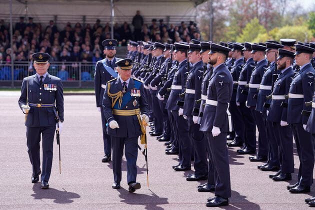 Entertainment Themen der Woche KW17 Entertainment Bilder des Tages Prinz Charles bei einer Abschlussfeier am RAF College Cranwell . 29 04 2022. Cranwell, United Kingdom. Prince Charles at a graduation parade at RAF College Cranwell, United Kingdom. .  xPoolx xi-Imagesx IIM-23363-0002