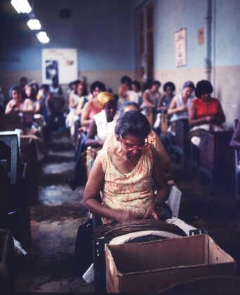 Der Inselstaat Kuba 1977 CUB, Kuba, Havanna: Der Inselstaat Kuba in der Karibik im März-April 1977. Zu dieser Zeit gab es kaum Tourismus . Havanna. Zigarrenproduktion. CUB, Cuba, Havana: The island state of Cuba in the Caribbean in March-April 1977. At that time there was hardly any tourism . *** The island state of Cuba in 1977 CUB, Cuba, Havana The island state of Cuba in the Caribbean in March April 1977 At that time there was hardly any tourism Havana cigar production CUB, Cuba, Havana The island state of Cuba in the Caribbean in March April 1977 At that time there was hardly any tourism