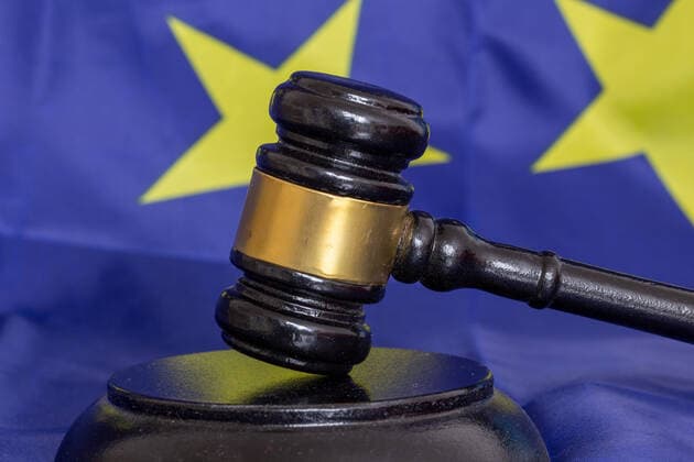 Symbolbild: Richterhammer vor einer Flagge der Europäische Union *** Symbol image judge hammer in front of a flag of the European Union Copyright: xx