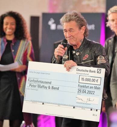 29.04.2022 Frankfurt am Main, Paulskirche Peter Maffay und Band mit Frankfurter Musikpreis ausgezeichnet Sänger Peter Maffay freut sich über den Scheck mit dem Geld unterstützt er Flüchtlinge aus der Ukraine