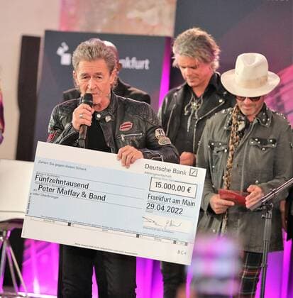 29.04.2022 Frankfurt am Main, Paulskirche Peter Maffay und Band mit Frankfurter Musikpreis ausgezeichnet Sänger Peter Maffay freut sich über den Scheck mit dem Geld unterstützt er Flüchtlinge aus der Ukraine