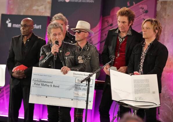 29.04.2022 Frankfurt am Main, Paulskirche Peter Maffay und Band mit Frankfurter Musikpreis ausgezeichnet Sänger Peter Maffay freut sich über den Scheck mit dem Geld unterstützt er Flüchtlinge aus der Ukraine