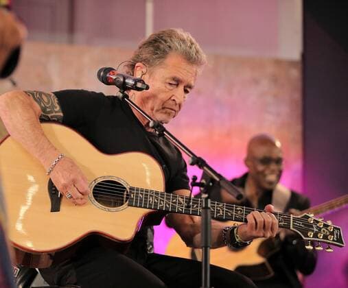 29.04.2022 Frankfurt am Main, Paulskirche Peter Maffay und Band mit Frankfurter Musikpreis ausgezeichnet Nach der Preisverleihung ein kleines Konzert Sänger Peter Maffay an der Gitarre
