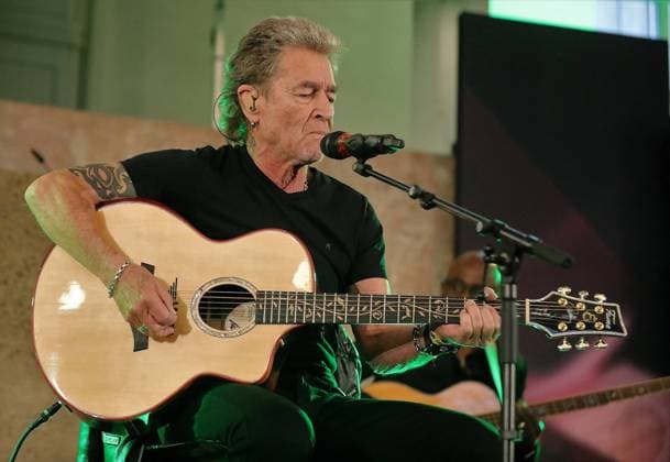 29.04.2022 Frankfurt am Main, Paulskirche Peter Maffay und Band mit Frankfurter Musikpreis ausgezeichnet Nach der Preisverleihung ein kleines Konzert Sänger Peter Maffay an der Gitarre