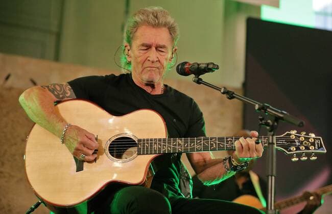 29.04.2022 Frankfurt am Main, Paulskirche Peter Maffay und Band mit Frankfurter Musikpreis ausgezeichnet Nach der Preisverleihung ein kleines Konzert Sänger Peter Maffay an der Gitarre